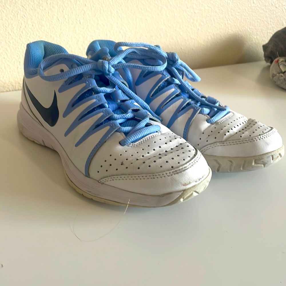 Nike tennis court shoes